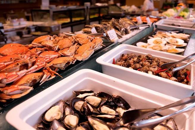 台北六福萬怡酒唐「敘日」全日餐廳，提供美國肋眼牛排、焗烤龍蝦、高級海鮮食材到各式中西美饌等豐富好料無限供應。圖／六福旅遊集團提供