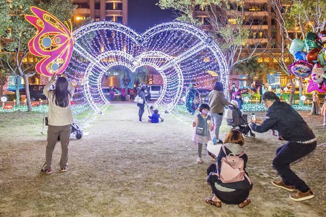 在水圳公园举办的竹北灯会，首度改採情境式光雕和装置艺术的静态展出，吸引不少亲子拍照打卡。（罗浚滨摄） 