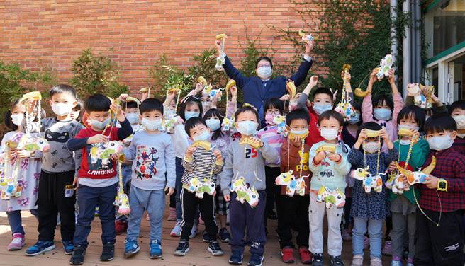 台湾灯会「活力牛」纸雕小灯，24日起在文化局美术馆开放领取。（罗浚滨摄）