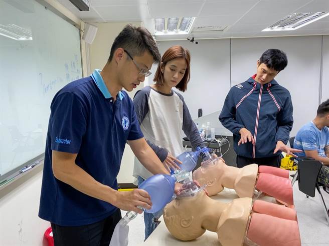 陈庭妮（中）、刘冠廷（右）为演出消防员勤加练习救护动作。（公共电视提供）