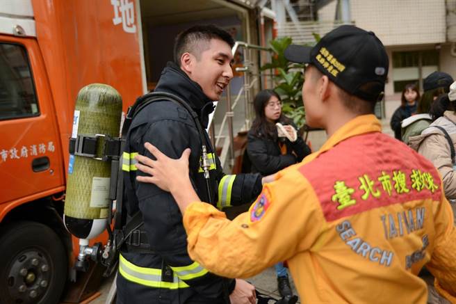 胡释安第一次拍摄火场戏时有轻微中暑与脱水。（公共电视提供）