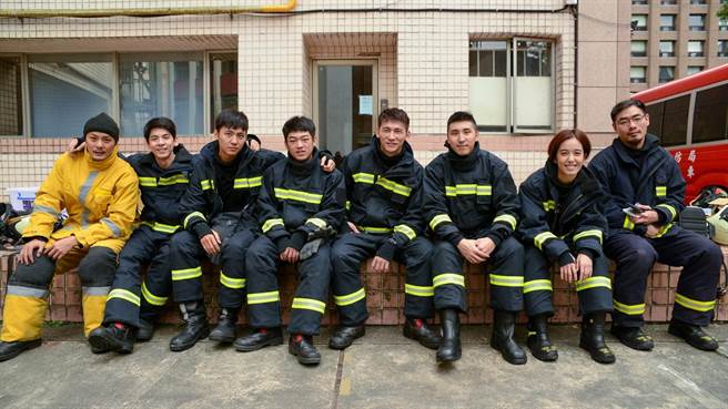 《火神的眼泪》元康（左起）、林柏宏、邱木翰、谢章颖、温升豪、胡释安、陈庭妮主演。（公共电视提供）