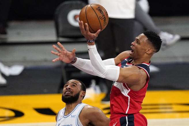 韦斯布鲁克延长赛切入上篮投进致胜分，帮助巫师127比124气走卫冕军湖人，拿下5连胜。(美联社)