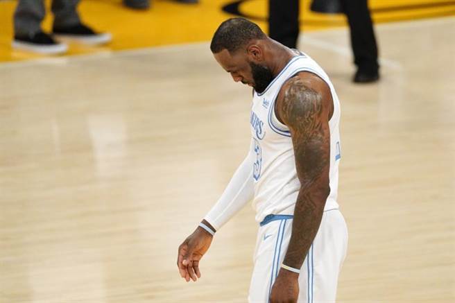 詹姆斯开季连续32场比赛至少攻下15分、5篮板、5助攻，继续改写自己保持的联盟纪录，可惜湖人最终在延长赛不敌巫师，吞下3连败，赛后低着头一言不语地走出球场。(美联社)