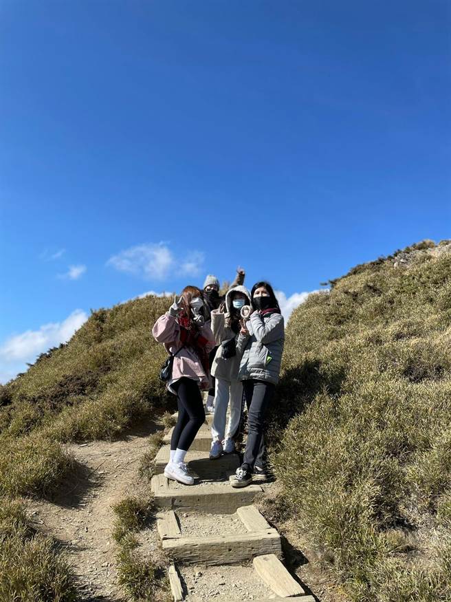 邱偲琹过年期间和家人爬山。（周子娱乐提供）