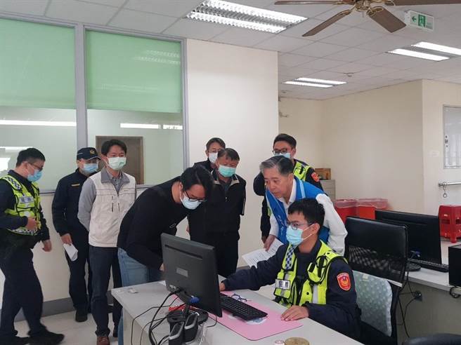 新竹县警察局长吴敬田（右二）日前前往高铁派出所，关心便民革新创举试办情形。（警方提供／庄旻静新竹传真）