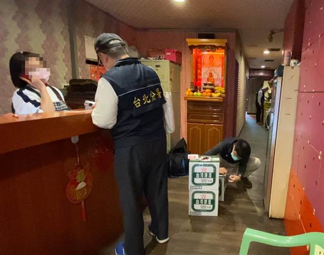 执行署台北分署今动员大批人力，二波催讨防疫罚锾。(台北分署提供)