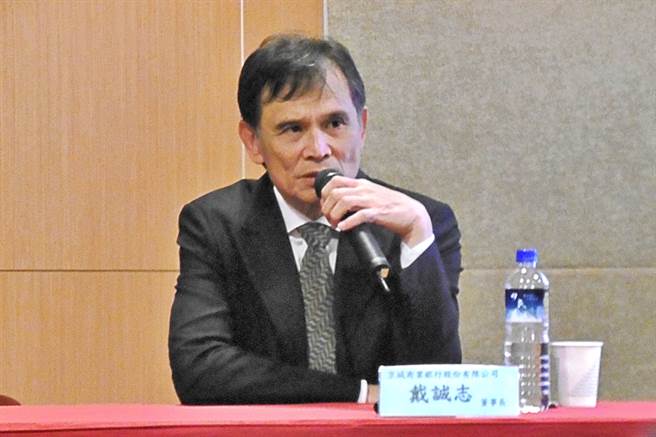 京城銀23日召開法說會，由董事長戴誠志說明營運概況及展望。（記者林資傑攝）