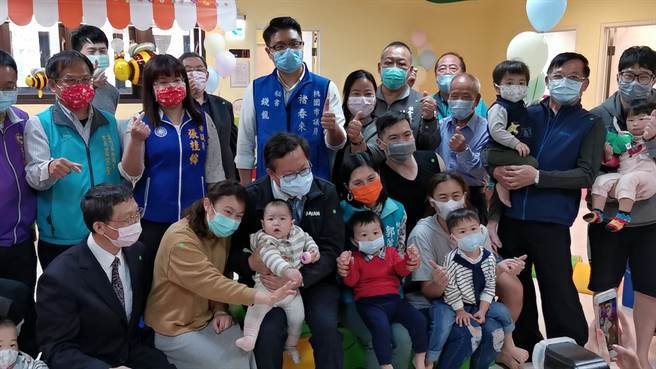 桃園市長鄭文燦23日親臨蘆竹興仁公托中心開幕活動現場，參觀公托中心及問候在場的親子。（姜霏攝）