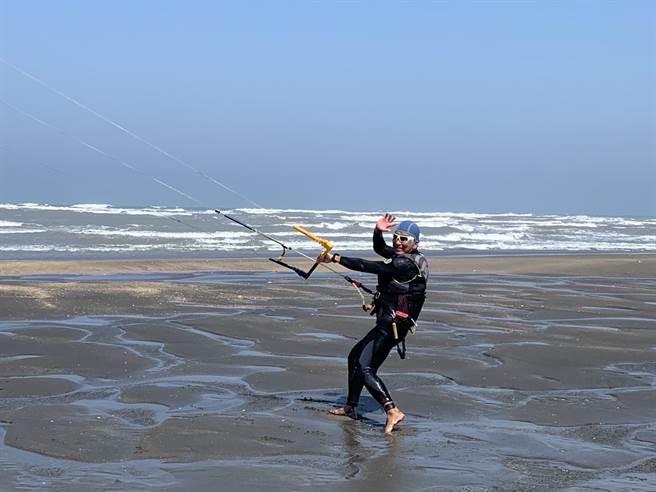風箏衝浪以掌控風箏的技巧為主，踏在浪板上的雙腳為輔，至少需練習10至20次才能熟練。（姜霏攝）