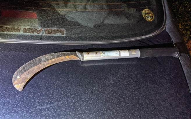 李男对王女一见锺情，提出交往的请求，却遭到拒绝，李男因此强行将王女带回家中软禁，还拿镰刀恐吓她，李男被检方依妨害自由、恐吓等罪起诉。（示意图／本报资料照）