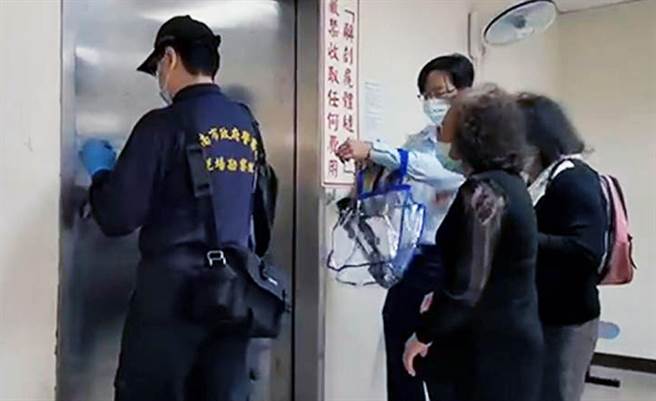 「撒旦之母」炸弹客吴富鋐在台南看守所轻生，台南地检署率法医解剖厘清死因时，吴的母亲也到场。（读者提供／洪荣志台南传真）