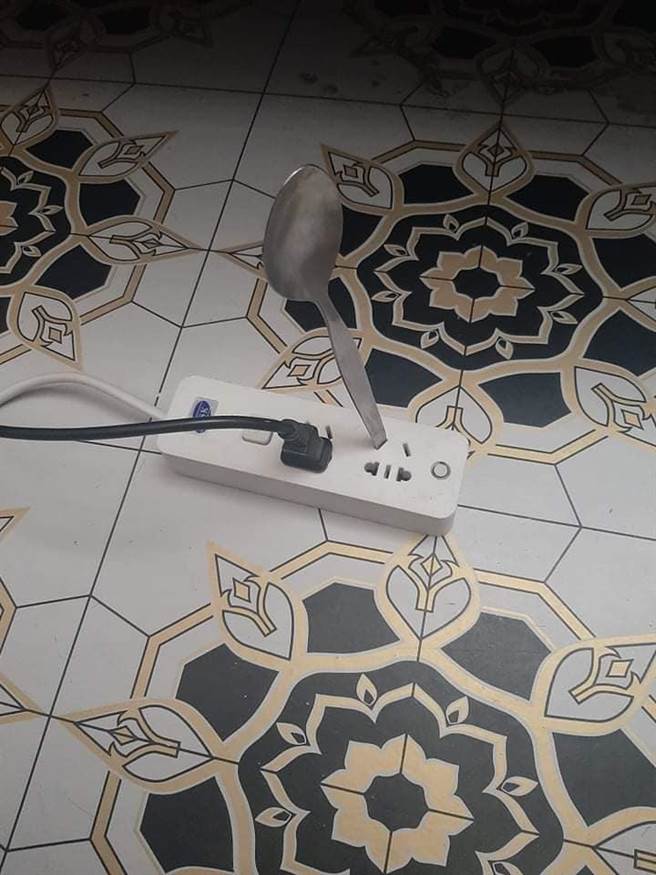 菲律宾一名2岁男童因为太贪玩，拿铁汤匙插进插座孔，下秒惨遭活活电死。(图翻摄自男童母亲脸书)