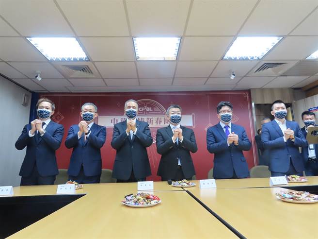 中職會長蔡其昌（右3）認為，「6搶1東奧資格賽」如期在台灣開打的機會很大。（廖德修攝）