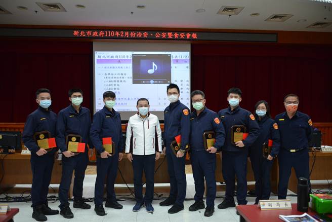 新北市長侯友宜今（23日）上午10時許主持市府治安會報，會中表揚公共安全稽查小組有功人員及忠勤、忠義員警楷模。（新北市刑大提供）