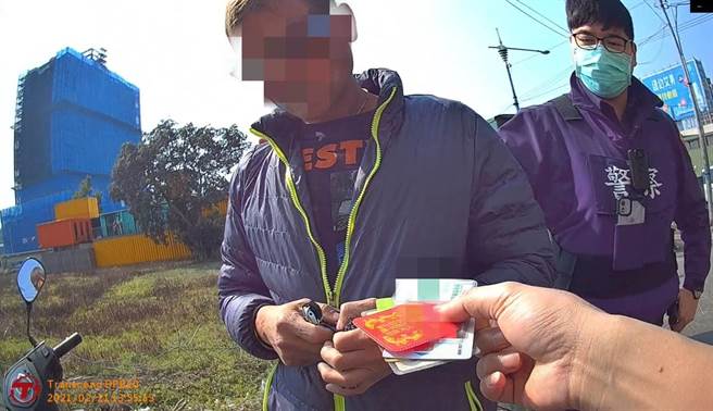 蔡姓毒虫将安非他命藏于庙宇求来的平安符内，自以为可以躲过警方查缉，仍被新北市保大警员查获。（翻摄）