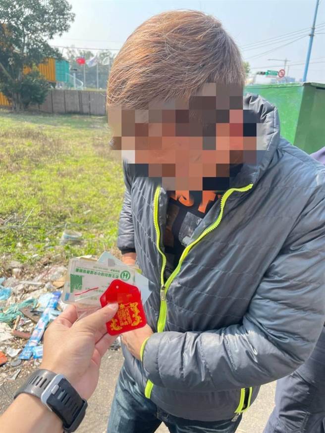 蔡姓毒虫将安非他命藏于庙宇求来的平安符内，自以为可以躲过警方查缉，仍被新北市保大警员查获。（翻摄）