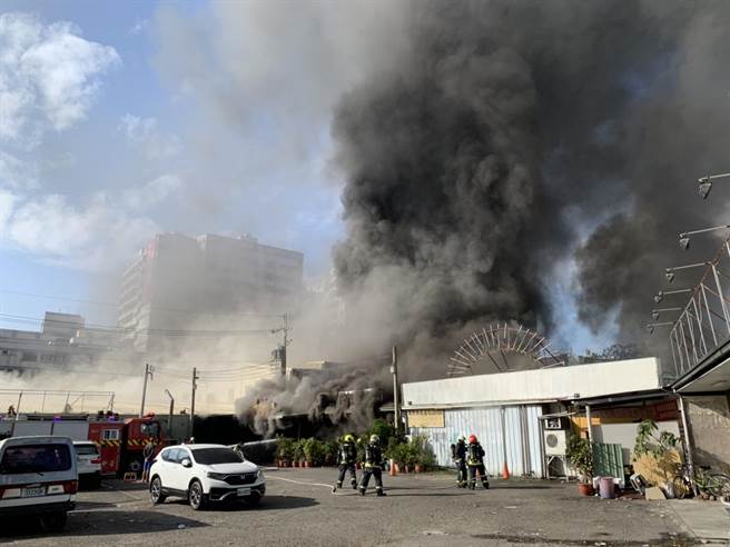 太平区新吉路和树孝路的交叉路口草地23日下午3点多惊传火警，不断冒出黑烟。（冯惠宜摄）