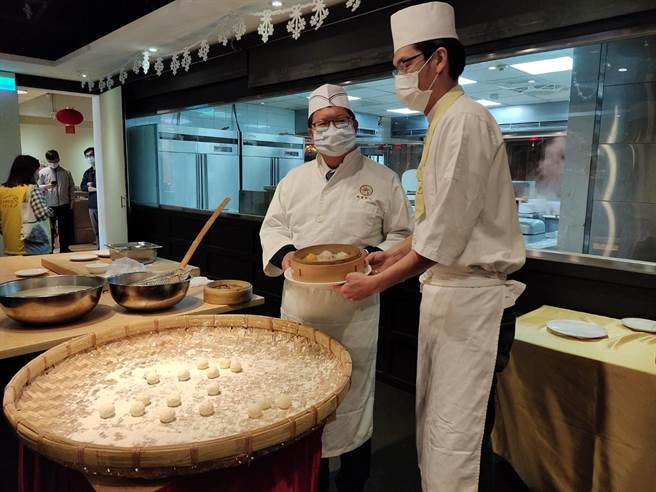 桃园市长郑文灿23日到南侨食品观光工厂手做滚元宵。(蔡依珍摄)