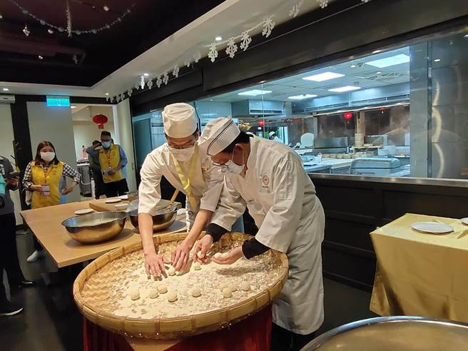 桃园市长郑文灿23日到南侨食品观光工厂手做滚元宵。(蔡依珍摄)