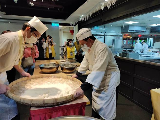 桃园市长郑文灿23日到南侨食品观光工厂手做滚元宵。(蔡依珍摄)