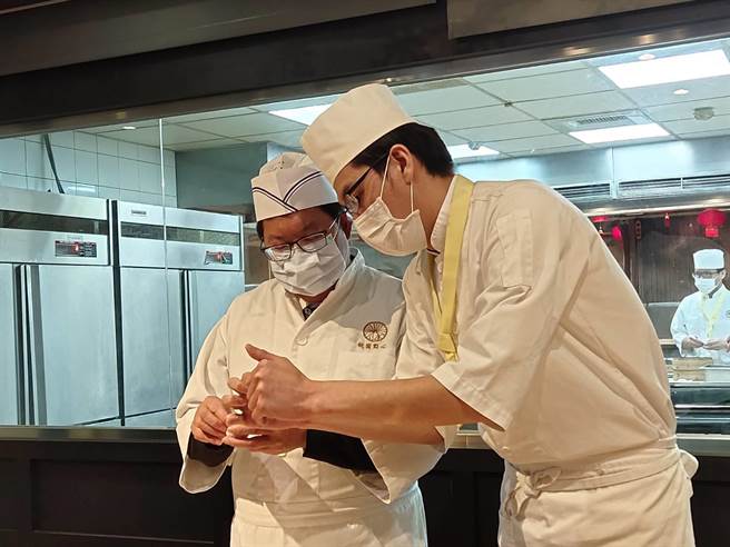 桃园市长郑文灿23日到南侨食品观光工厂手做滚元宵。(蔡依珍摄)