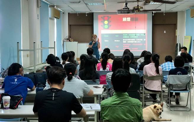 台南市動保處動物之家舉辦志工講座課程，部分初階課程開放一般飼主報名，還有英語會話課，能訓練與外籍人士溝通能力。（台南市政府動保處提供／莊曜聰台南傳真）
