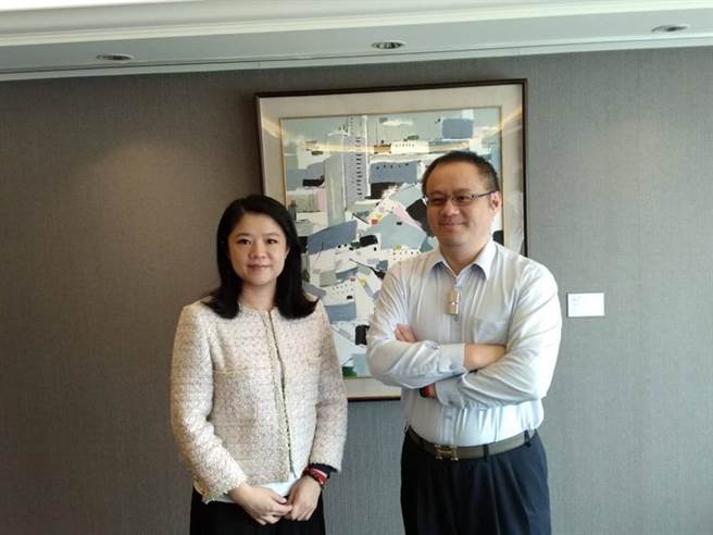 冠軍磁磚第三代接班執行副總林祐宇(右)、董事長室特別助理林孟瑜(左)。圖／袁延壽攝
