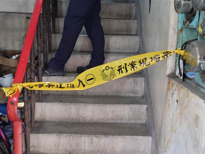 新莊家庭悲劇！女兒持刀砍媽媽　媽媽倒血泊命危（戴上容翻攝）