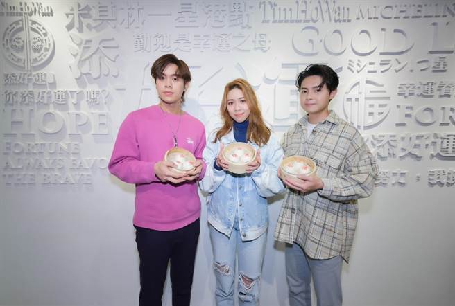 告五人祝福大家新的一年好运不断。（图／相信音乐提供）