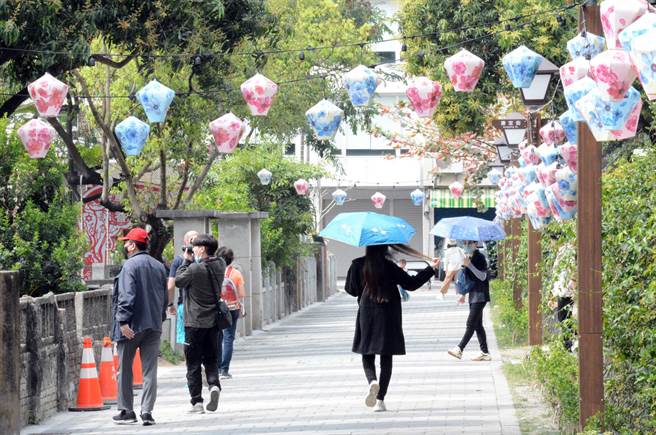 全区开放的屏东市胜利星村，吸引不少民眾前来走逛。（林和生摄）
