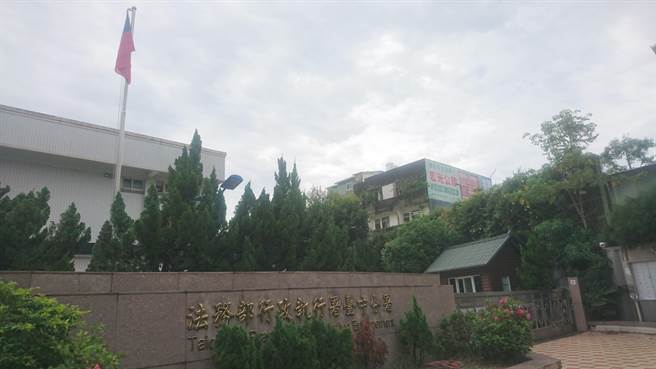 中市郭姓男子居检3天外出7次，遭重罚百万送强制执行，先缴50万元外，要求其他分期缴纳。行政执行署台中分署查封他的房产及特斯拉1辆。（资料照片／陈淑芬台中传真）