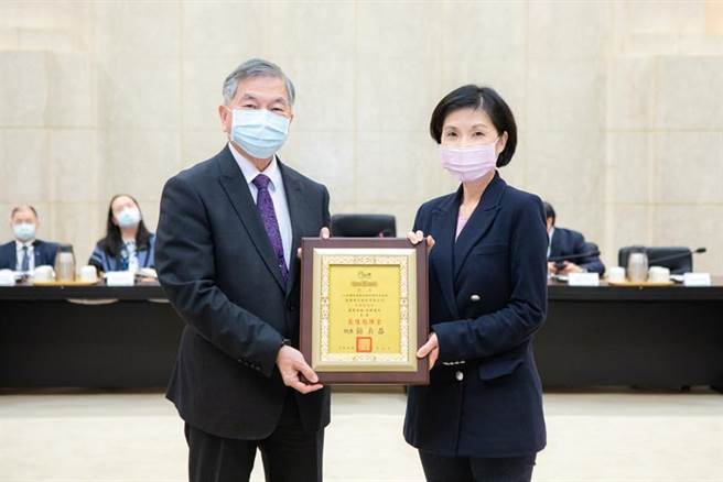 （遠傳災防應變能力備受肯定  總經理井琪(圖右)獲「最佳指揮官」殊榮。圖／遠傳提供）
