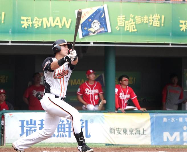 统一狮强打者林安可敲出自办热身赛首轰。（毛琬婷摄）