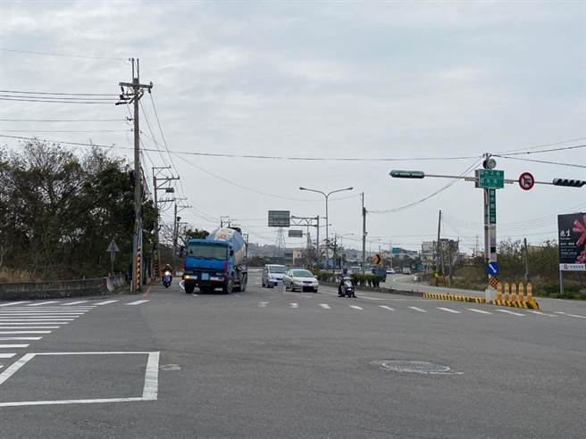 苗栗县通霄镇台1线大型车辆欲右转苗128线，容易占用机慢车道，机车族退无可退只能闪到路肩。（巫静婷摄）