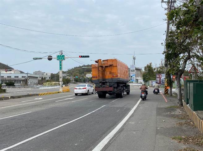 苗栗县通霄镇台1线与苗128线路口，遭机车族投诉，机车停于机慢车道停止线容易与右转车辆衝突，若遇大车恐因视线死角成肉饼。（巫静婷摄）
