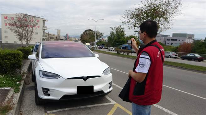 居检3天外出7次 中市男遭重罚百万查封房产及特斯拉。(行政执行署台中分署提供／陈淑芬台中传真）