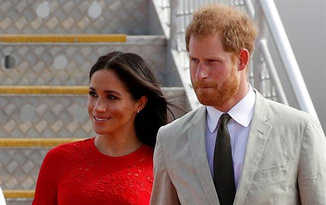 梅根和夫婿哈利王子接受脱口秀女王欧普拉（Oprah Winfrey）专访，预定3月7日在哥伦比亚广播公司（CBS）频道播出，图为两人2018年10月25日访问东加王国（Tonga）的神情。（路透）