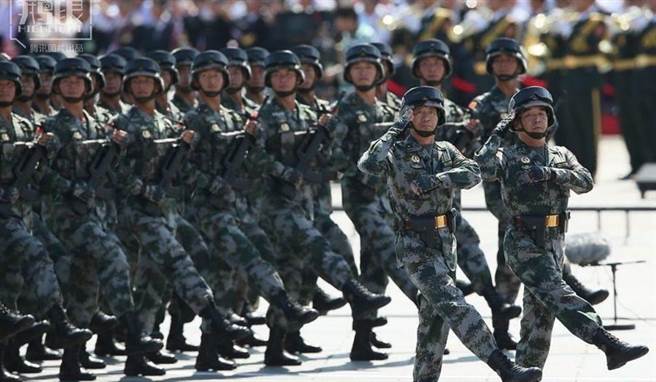 共軍12萬兵力對台 前空軍中將：要注意三件事。圖為大陸解放軍參與閱兵。（圖/摘自新浪網）
