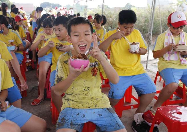 大里農會23日舉行「作伙插秧趣」活動，大里國小的小朋友們實際下田體驗插秧後，全身噴濺了不少污泥，且勞動後米飯更為可口。（大里農會提供／黃國峰台中傳真）