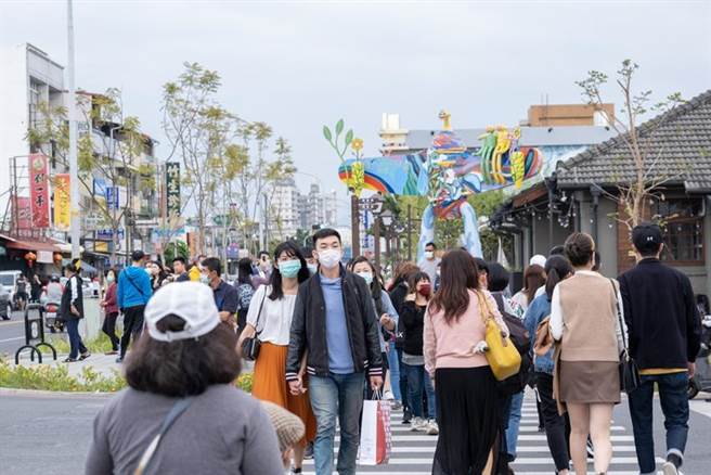 （屏东胜利星村创意生活园区春节期间人潮爆棚。图／屏东县政府提供）  
