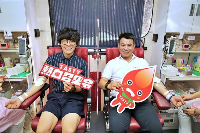 王品旗下西堤牛排长期关注捐血公益，集团精致事业群总经理黄佳庆（右）23日邀请艺人卢广仲（左）一起挽袖捐血，为24～27日的捐血公益活动暖身。（王品提供）