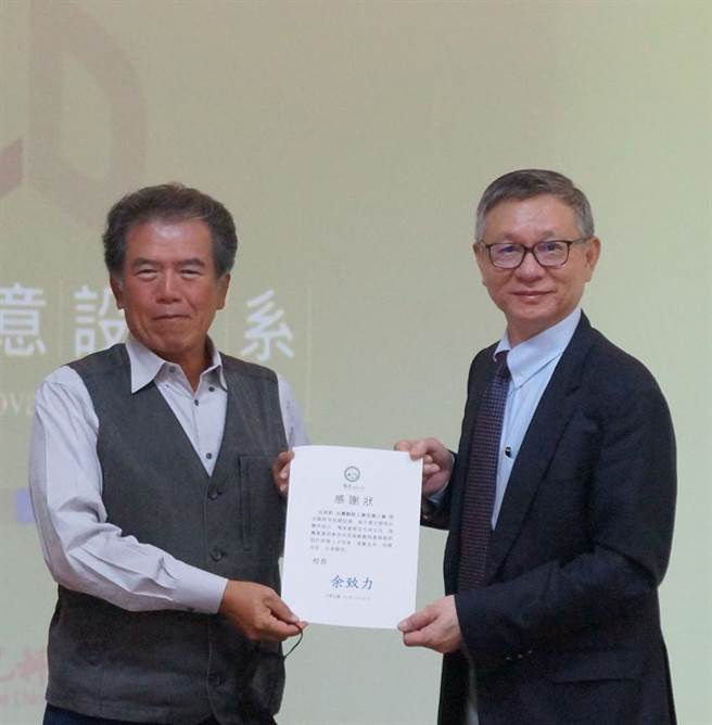 台湾制鞋工业同业公会与万特国际实业公司，捐赠制鞋设备给予侨光科技大学，侨光校长余致力(右)，22日致赠感谢状，由公会理事长尤瑞彬(左)代表接受。图／侨光提供