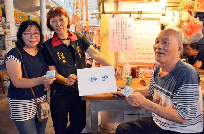 走入傳統市場與商圈，平和里長伍靜華（中）以社區小旅行方式，為沒落商圈帶來人氣。（林和生攝）