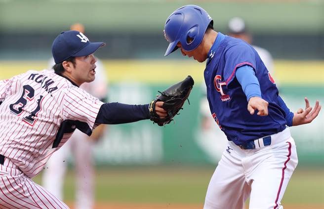 在球场大萤幕播出电视辅助判决的「证据」画面，可使裁判的裁判透明化。（资料照／范扬光摄）