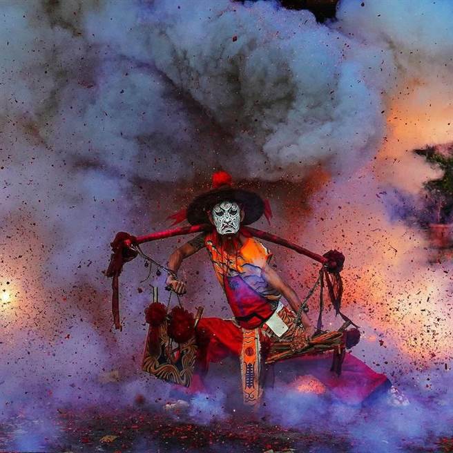 国际摄影大赛的常胜军曾进发以台湾本土庙会文化的摄影作品「肉粽师坐炮」，获得素有摄影界奥斯卡奖之称的露西奖肖像类肯定，成为10名决赛入选者之一。（曾进发提供／何冠娴苗栗传真）