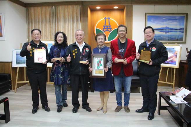 国际摄影大赛的常胜军曾进发以台湾本土庙会文化摄影作品「肉粽师坐炮」，入围露西奖，23日苗栗县长徐耀昌接见表扬，讚为台湾之光。（何冠娴摄）