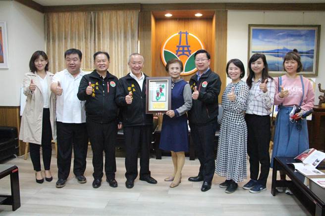 大汉之音广播电台荣获「教育部110年表扬推展本土语言杰出贡献奖获奖-个人及团体奖」，23日苗栗县长徐耀昌颁发奖牌恭贺表扬。（何冠娴摄）