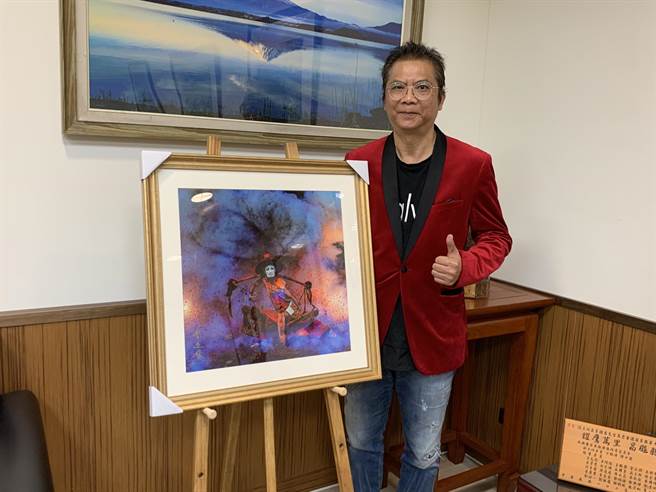 国际摄影大赛的常胜军曾进发以台湾本土庙会文化摄影作品「肉粽师坐炮」，入围露西奖，成为10名决赛入选者之一。（何冠娴摄）