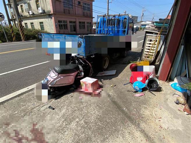 戴姓女子载着次子与三子前往復健、上学，未料路上发生车祸，导致2死1伤，现场散落孩子的书包、早餐，令人不舍。（庄旻静摄）